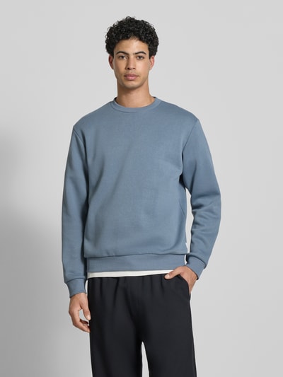 Männermodel trägt Sweatshirt mit gerippten Abschlüssen Modell 'BRADLEY' von Jack & Jones in Blau, Baumwoll-Mix, Ganzkörperansicht von vorne
