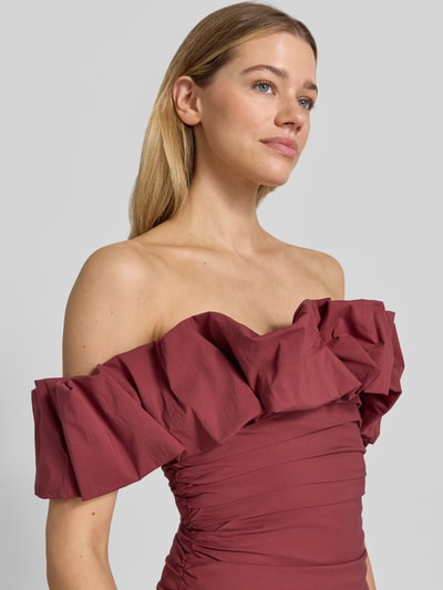 Vrouwenmodel draagt Maxikleid im Off-Shoulder-Look mit Drapierungen van Jake*s Cocktail in bordeaux, katoenmix met stretch, recht model, off-shoulder-look, drapering, ritssluiting, ruglengte maat 36 132 cm, borstwijdte maat 36 34 cm, detailopname bovenlichaam.