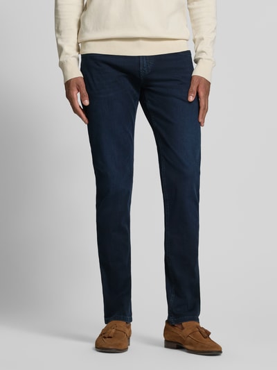 Mannenmodel draagt Regular Fit Jeans aus Baumwoll-Mix Modell 'Arne Pipe' van MAC in donkerblauw, 5-pocket-design, voorkant, detailopname bovenbenen, context: heren jeans, katoen-elastaanmix, knoop- en ritssluiting, labelpatch achter, taillewijdte 43 cm, binnenbeenlengte 82 cm.