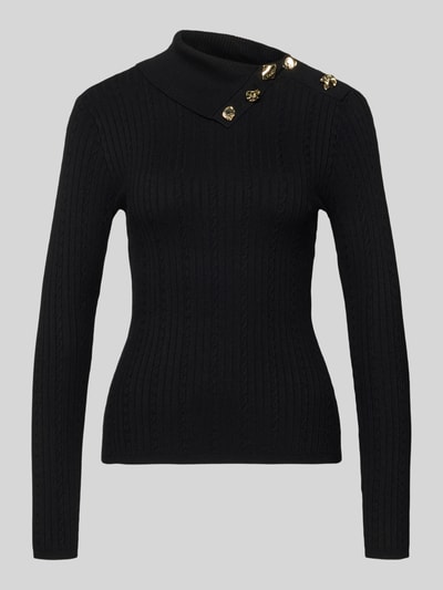 Produktfoto, schwarzer Slim Fit Rollkragenpullover aus Viskose-Mix Modell 'Sicilla' von Guess in Strick-Optik mit Zierbesatz und goldfarbenen Knöpfen.