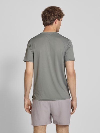 Männermodel trägt Funktionsshirt mit Rundhalsausschnitt und Logo von New Balance in Grau, Regular Fit, Rückansicht, Rückenlänge 69 cm bei Größe M.