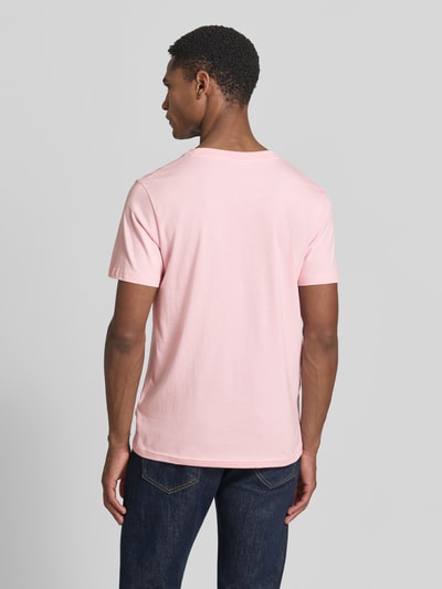 Männermodel trägt T-Shirt mit Stitching und Rundhalsausschnitt von Lindbergh in Rosa, Slim-Fit aus Reine Baumwolle, Rückenlänge 71 cm, Ganzkörperansicht Rückansicht.