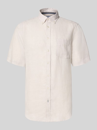 Produktfoto, Regular Fit Freizeithemd aus Leinen von Christian Berg Men in hellem Beige, kurzärmelig, Button-Down-Kragen, Brusttasche, glatte Leinenstruktur.
