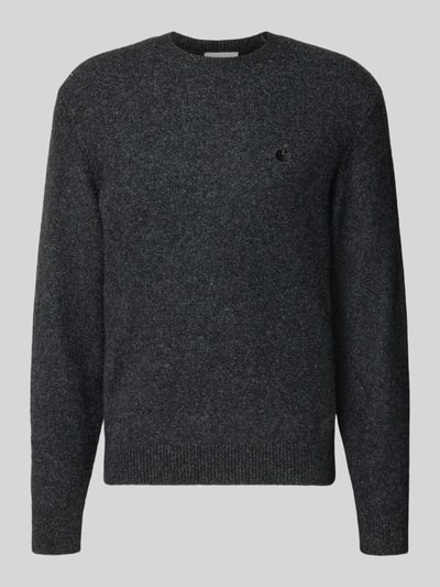 Produktfoto, Strickpullover mit Logo-Stitching Modell 'CURTIS' von Carhartt Work In Progress in dunklem Grau, lockerer Schnitt, grobe Textur, Rundhalsausschnitt, gerippte Abschlüsse, Material-Mix mit Stretch-Anteil