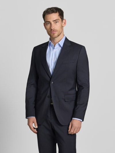 Männermodel trägt Slim Fit Anzugsakko aus reiner Schurwolle Modell 'H-HUGE-263' von BOSS mit Nadelstreifen-Muster, Ganzkörperansicht von vorne.