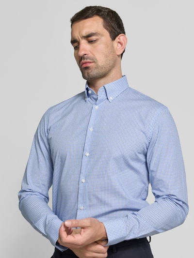 Męski model nosi Slim Fit Business-Hemd mit Button-Down-Kragen von Jake*s z bawełny, krój slim fit, listwa guzikowa, długość tyłu 80 cm, szerokość w rozmiarze 47 cm, długość rękawów 66 cm, widok na górną część ciała z przodu.