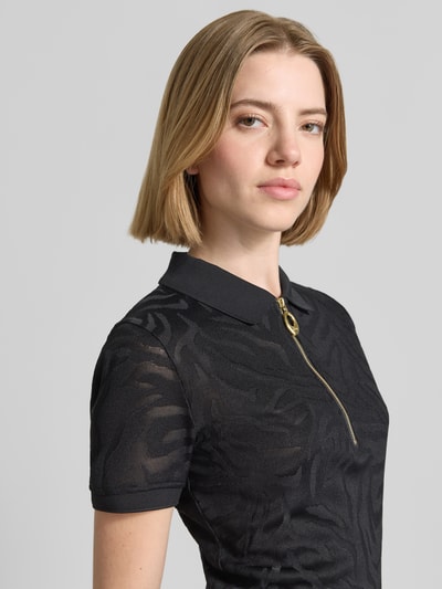 Frauenmodel trägt Körpernahes Freizeitkleid aus Viskose-Mix Modell 'NOFINA_1' von HUGO, Optik: Unifarben, Animal-Look, Nahaufnahme Oberkörper.