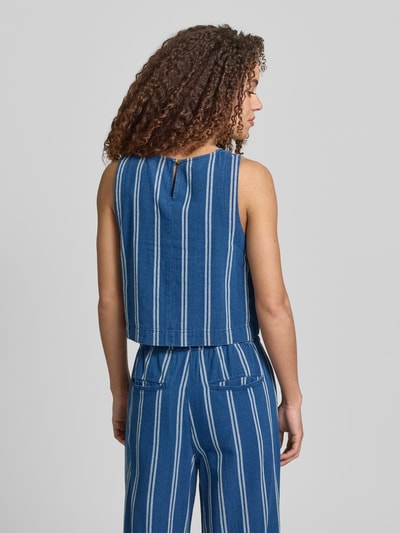 Frauenmodel trägt Jeansbluse mit rückseitigem Schlüsselloch-Ausschnitt von Jake*s Casual, reine Baumwolle, gerader Schnitt, Streifenmuster, Ganzkörperansicht Rückansicht.