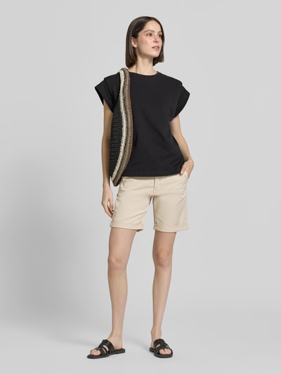 Frauenmodel trägt Chino-Shorts mit Gürtel von MAC in Beige im Regular Fit, Baumwoll-Elasthan, Eingrifftaschen, Ganzkörperansicht von vorne.