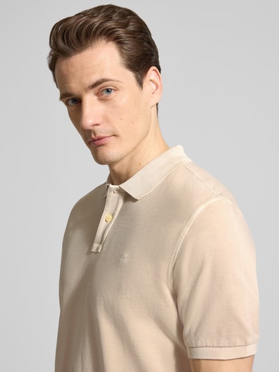 Männermodel trägt Regular Fit Poloshirt aus reiner Baumwolle von Marc O'Polo, unifarben, Logo-Stitching, Nahaufnahme Oberkörper
