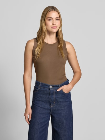 Frauenmodel trägt Tanktop in Ripp-Optik Modell 'Kleanne' von Someday aus Baumwoll-Elasthan-Mix, Slim-Fit, Rundhalsausschnitt, Damen, Rückenlänge 58 cm in Größe 36, braune Farbe, glatte Textur vor grauem Hintergrund, Ganzkörperansicht von vorne.