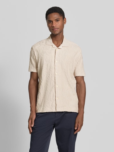 Männermodel trägt Regular Fit Freizeithemd aus reiner Baumwolle von Marc O'Polo, Optik: Unifarben, Allover-Muster, Jacquard, Ganzkörperansicht von vorne.