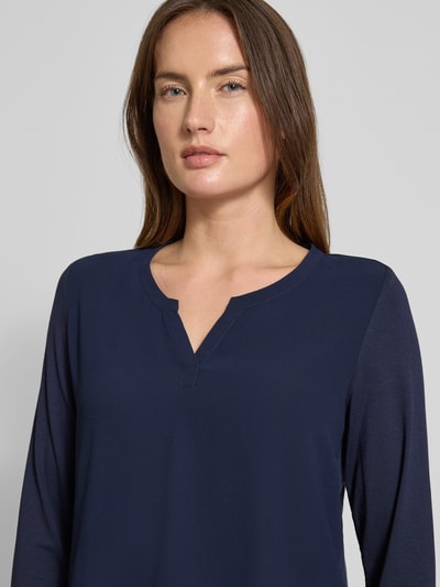 Frauenmodel trägt Bluse mit Tunikakragen von Smith and Soul in Uni Dunkelblau, gerader Schnitt, seitliche Schlitze, Nahaufnahme Oberkörper.