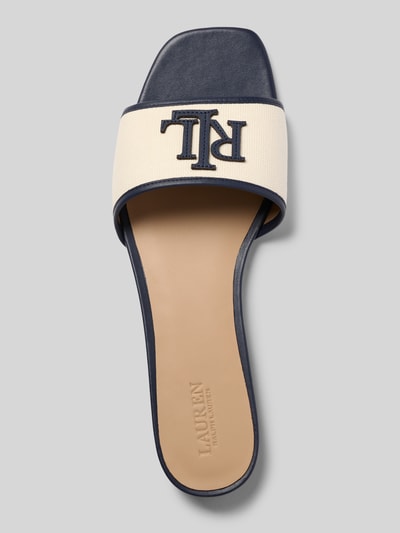 Produktfoto, Pantolette mit Logo-Applikation Modell 'EVERLEY' von Lauren Ralph Lauren, Optik: Unifarben, Schuhspitze eckig, Blockabsatz, Schlupf/offen, Sohle leicht strukturiert, Materialverarbeitung: Glattleder aus Rindsleder, Farben Beige und Dunkelblau