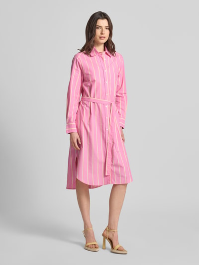 Frauenmodel trägt Hemdblusenkleid mit Bindegürtel von Lanius in Pink mit gelben Streifen, Reine Baumwolle, Gerader-Schnitt, Midikleid, Knopfleiste, Rückenlänge bei Größe 36: 119 cm, Brustweite bei Größe 36: 45 cm, Ärmellänge bei Größe 36: 62 cm, Ganzkörperansicht von vorne.