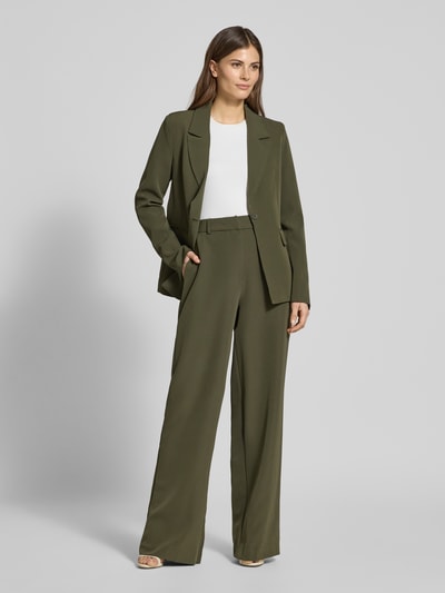 Frauenmodel trägt Wide Fit Stoffhose mit Gesäßtaschen Modell 'Jana' von Guido Maria Kretschmer, olivegrün, Elastischer-Material-Mix, Ganzkörperansicht von vorne