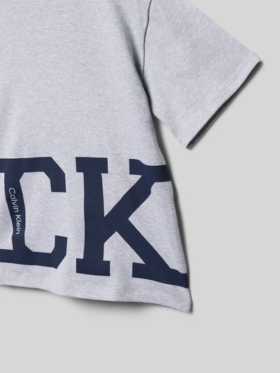 Produktfoto, Regular Fit T-Shirt aus reiner Baumwolle von Calvin Klein Jeans in grauer Melange-Optik mit dunkelblauem Label Print, kurzarm, Rundhalsausschnitt