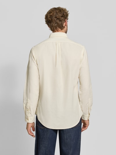 Männermodel trägt Custom Fit Freizeithemd aus reiner Baumwolle von Polo Ralph Lauren in Creme, glatte Struktur, Ganzkörperansicht Rückansicht.