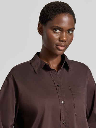 Modelka nosi bluzkę z długim rękawem z mieszanki bawełny Regular Fit LOTUS od VERO MODA, popelina, jednokolorowa, kołnierzyk koszulowy, listwa guzikowa, brustasza, detal: pas na plecach z kontrafałdą, wykończenie: zaokrąglony dół, Nahaufnahme Oberkörper.