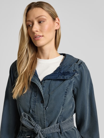 Frauenmodel trägt Jacke mit Bindegürtel Modell 'PREA' von khujo aus Baumwoll-Mix in Blau, Regular-Fit, Kapuze, Label-Stitching, Nahaufnahme Oberkörper. Rückenlänge 37 cm, Schulterbreite 44 cm, Brustweite 45 cm, Ärmellänge 53 cm.