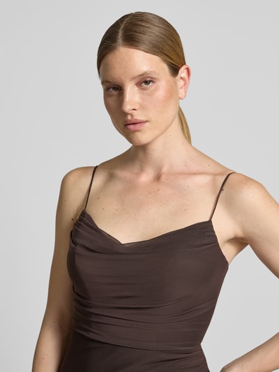 Frauenmodel trägt Abendkleid mit Seitenschlitz von Laona in Braun mit Karree-Ausschnitt, körpernaher Passform, Nahaufnahme Oberkörper.