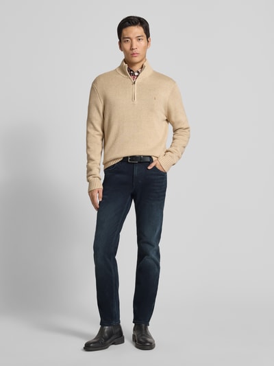 Männermodel draagt Jeans met 5-pocketmodel Model 'Mitch' van JOOP! Jeans in donkerblauw katoenmix met stretch, recht model, knoop- en ritssluiting, bandwijdte 43 cm, binnenbeenlengte 80 cm, geheel van voren.