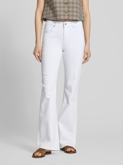 Frauenmodel trägt Regular Fit Bootcut Jeans aus Baumwoll-Mix Modell 'BLUSH' von Only, Optik: Unifarben, Passform: Flared, 5-Pocket-Design, Denim, Weiß, Ganzkörperansicht von vorne.