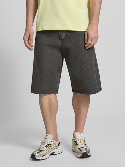 Männermodel trägt Shorts mit Eingrifftaschen Modell 'Type 16' von Wood Wood, Herren Shorts aus Baumwoll-Mix, Regular-Fit, Nahaufnahme Oberkörper. Bundweite bei Größe 32: 44 cm, Innenbeinlänge bei Größe 32: 33 cm.