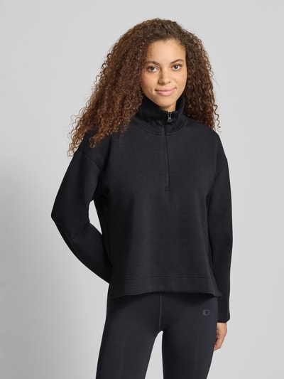 Frauenmodel trägt Relaxed Fit Sweatshirt mit Reißverschluss von adidas Sportswear, Schwarz, elastischer Material-Mix, Vorderansicht Oberkörper