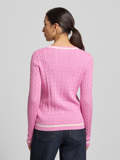 Vrouwenmodel draagt Slim Fit Longsleeve in Strick-Optik van Christian Berg Woman in roze katoenmix met V-hals, detailfoto van de rug.