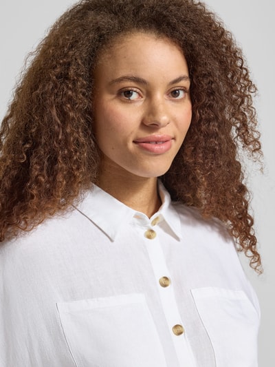 Vrouwenmodel draagt Regular Fit overhemdblouse uit viscose-linnen-mix model 'PIA' van Pieces, look: effen, knoopsluiting, korte mouw, overhemdkraag, rompzoom, Nahaufnahme bovenlichaam.
