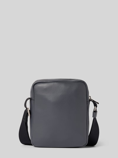 Produktfoto, Handtasche mit Label-Detail Modell 'RAISED REPORTER' von CK Calvin Klein in Grau, Hauptfach mit Reißverschluss, Schulterriemen, Maße 17x20x7 cm, Länge Schulterriemen 68 cm