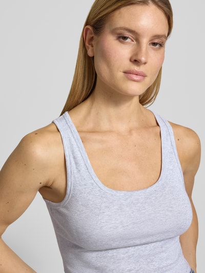 Kobiece modelka nosi top z okrągłym dekoltem od Lanius z bawełny, krój slim fit, długość tyłu w rozmiarze 36: 55 cm, zbliżenie na górną część ciała.
