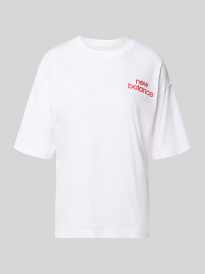 Produktfoto, weißes Relaxed Fit T-Shirt mit rotem Label-Print, reine Baumwolle, Modell 'INTELLIGENT' von New Balance, Rundhalsausschnitt, Rückenlänge Größe S 61 cm