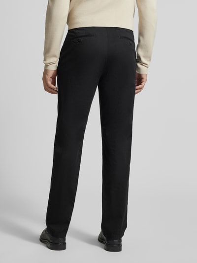 Männermodel trägt Regular Fit Hose mit Gesäßtaschen Modell 'Evans' von Brax in Schwarz, Baumwoll-Mix mit Stretch, Ganzkörperansicht Rückansicht.