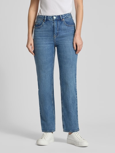 Frauenmodel trägt Straight Fit Jeans aus Baumwoll-Mix Modell 'TESSA' von Vero Moda, blauer Denim, unifarben, Ganzkörperansicht von vorne