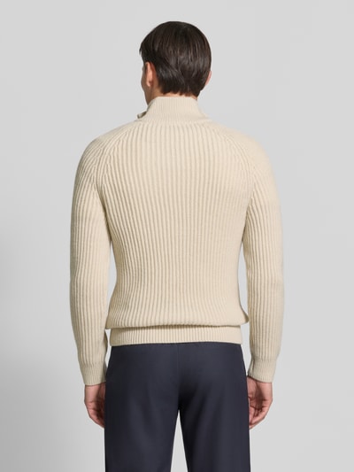 Männermodel trägt Strickpullover aus Schurwoll-Mix mit Troyer-Kragen von ROY ROBSON in Beige, grobe Rippenstruktur, Ganzkörperansicht Rückansicht. Slim Fit, Rückenlänge 78 cm, Ärmellänge 80 cm, Alpaka-Anteil, Label-Detail.