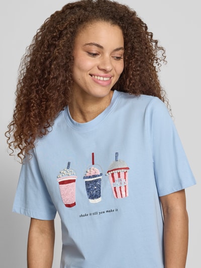 Frauenmodel trägt Regular Fit T-Shirt aus reiner Bio-Baumwolle Modell 'BURST' von Only, hellblau, Optik: Unifarben, Applikation mit Perlen- und Paillettenbesatz, Rundhals, Kurzarm, Materialverarbeitung: Jersey, Nahaufnahme Oberkörper.