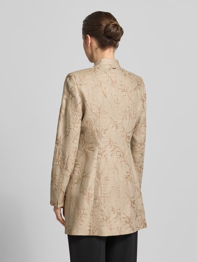 Vrouwenmodel draagt Slim Fit Longblazer aus Leinen mit Stehkragen van WHITE LABEL in beige met bruine stitching, ruglengte maat 36: 80 cm, borstwijdte maat 36: 33 cm, mouwlengte maat 36: 62 cm, doorgestikte naden, knoopsluiting, ganzkörperansicht rückansicht.