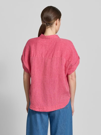 Frauenmodel trägt Leinenbluse mit Knopfleiste Modell 'DOLLY' von 0039 Italy in Pink, Ärmel mit Aufschlag, Rückenlänge 64 cm, Ganzkörperansicht Rückansicht.