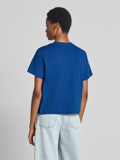 Vrouwenmodel draagt Boxy Fit t-shirt van pure katoen model 'SARA' van VERO MODA in effen blauw, Dames t-shirt, geheellichaamsaanzicht achterkant