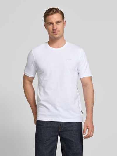 Männermodel trägt T-Shirt mit Label-Detail von bugatti in Weiß, reine Baumwolle, gerader Schnitt, Rundhalsausschnitt, Ganzkörperansicht von vorne.