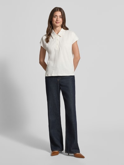 Frauenmodel trägt Regular Fit Poloshirt mit Strukturmuster Modell 'FLOAT' von Fynch-Hatton in Creme, reine Baumwolle, Ganzkörperansicht von vorne.