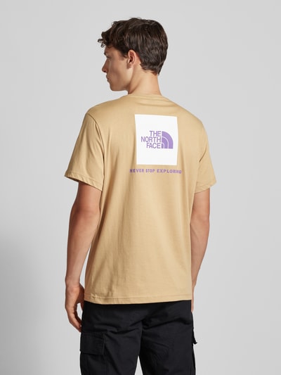 The North Face T-shirt z nadrukiem z logo model ‘REDBOX’ Khaki 5