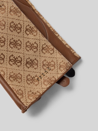 Produktfoto, Handschuhe mit Allover-Logo-Muster Modell 'NOELLE' von GUESS, brązowe rękawiczki damskie o skórzanym wyglądzie, motyw logo GUESS na całej powierzchni, ozdobne szwy, tekstura tkaniny