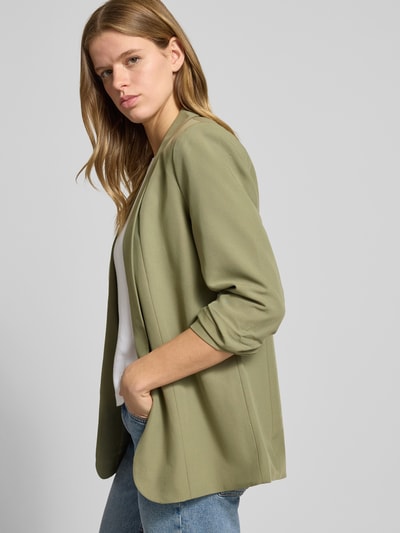 Frauenmodel trägt Blazer mit Schalkragen von PIECES in Unifarbenem-Design mit lockerer Passform und Gelegten Falten, Nahaufnahme Oberkörper.