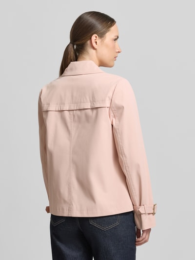 Modelka nosi Trenchcoat mit Knopfverschluss von MICHAEL Michael Kors, różowy, krój regular fit, widok sylwetki od tyłu, detal zapięcia i kołnierza