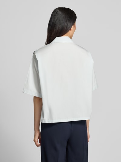 Frauenmodel trägt Oversized Hemdbluse aus reiner Baumwolle Modell 'BIMINA' von BOSS, Optik: Unifarben, Popeline, Ganzkörperansicht Rückansicht.