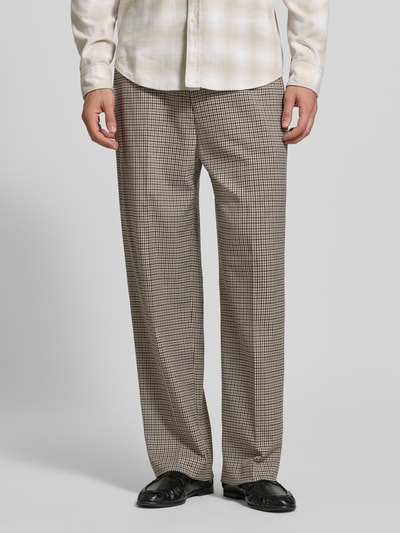 Männermodel trägt Hose mit Gesäßleistentaschen Modell 'WYACO' von DRYKORN, kariertes Muster, helle und dunkle Töne, Nahaufnahme Oberkörper bis Schuhe, Straight Fit, seitliche Eingrifftaschen, Kontext: Herren Hose, Knopf- und Reißverschluss, Bundweite 43 cm, Innenbeinlänge 72 cm.