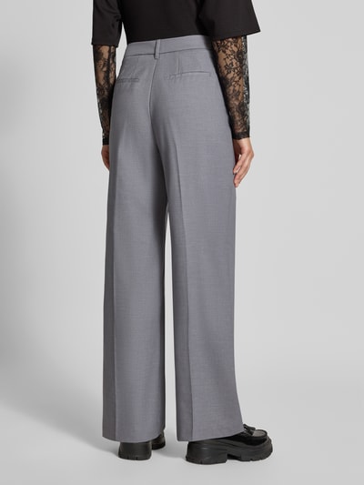 Vrouwenmodel draagt Wide Fit broek met viscose van JJXX Model 'Aya Ellis' in grijs, Bandplooien, persplooien, haak- en ritssluiting, elastische materiaalmix, bandwijdte maat S/32: 37 cm, binnenbeenlengte maat S/32: 77 cm, full body achteraanzicht.